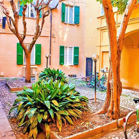 Elegant And Modern Loft In Medieval Bologna Bagian luar foto