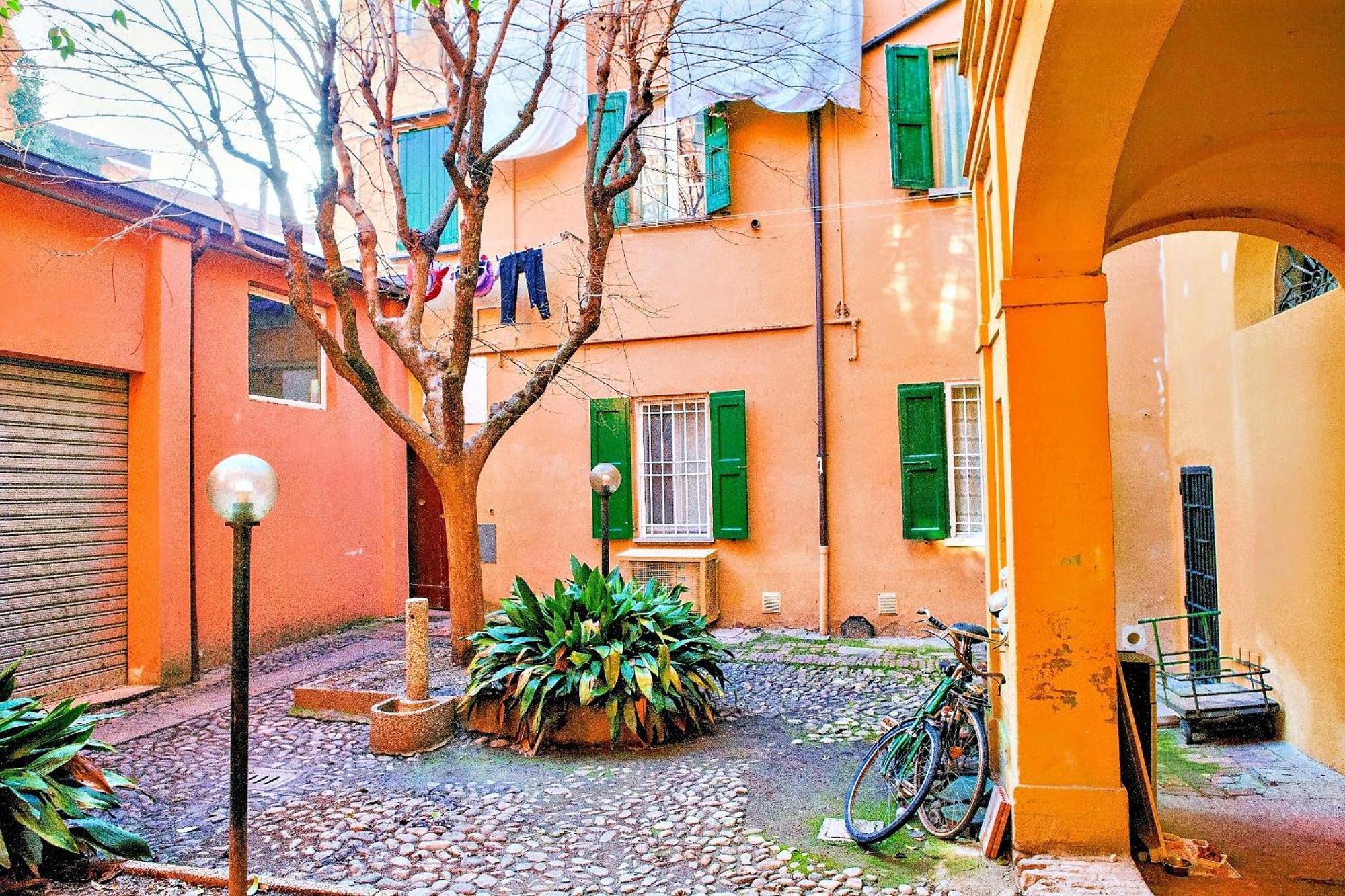 Elegant And Modern Loft In Medieval Bologna Bagian luar foto